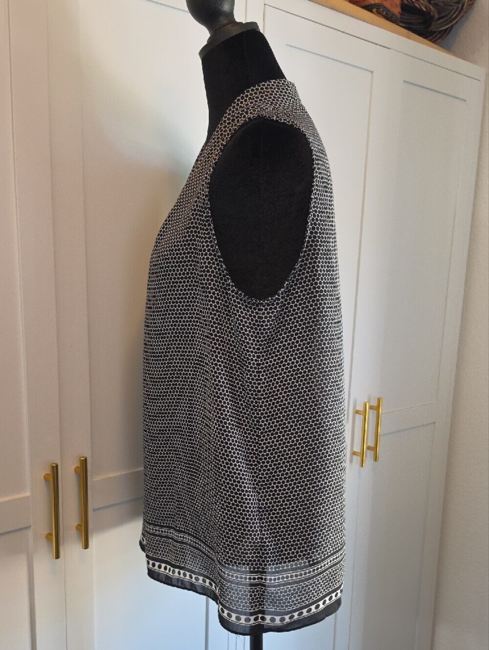 Max Studio Black & White Sleeveless V-Neck Geometric Top - Picture 3 of 10